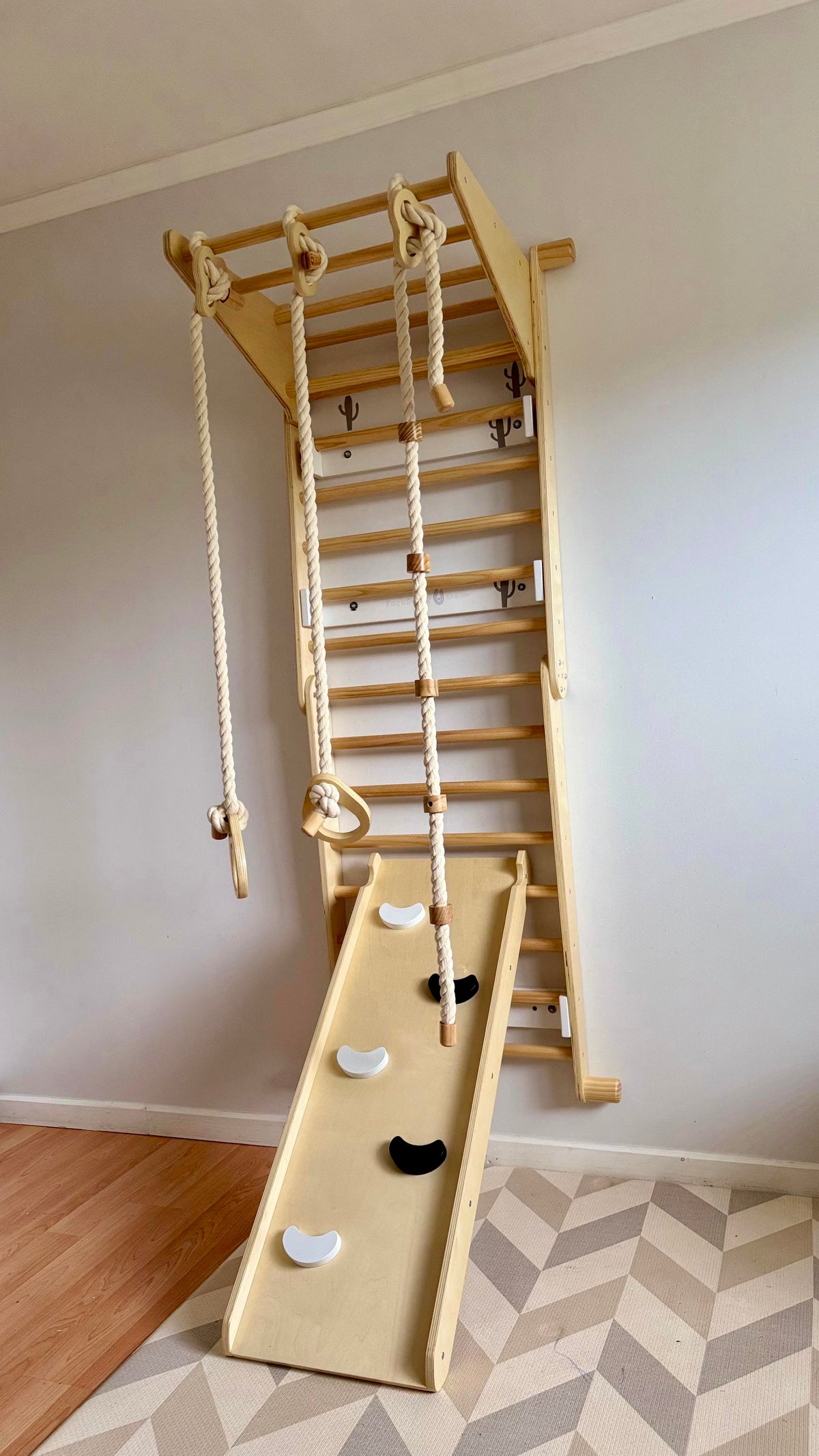 Escalera Montessori 2 en 1 — Triángulo Pikler + Espaldera de Trepar